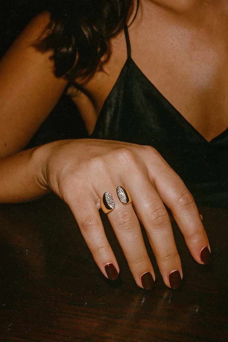 Abstract Crystal Gold Ring – Nova Mirage Band - St geran