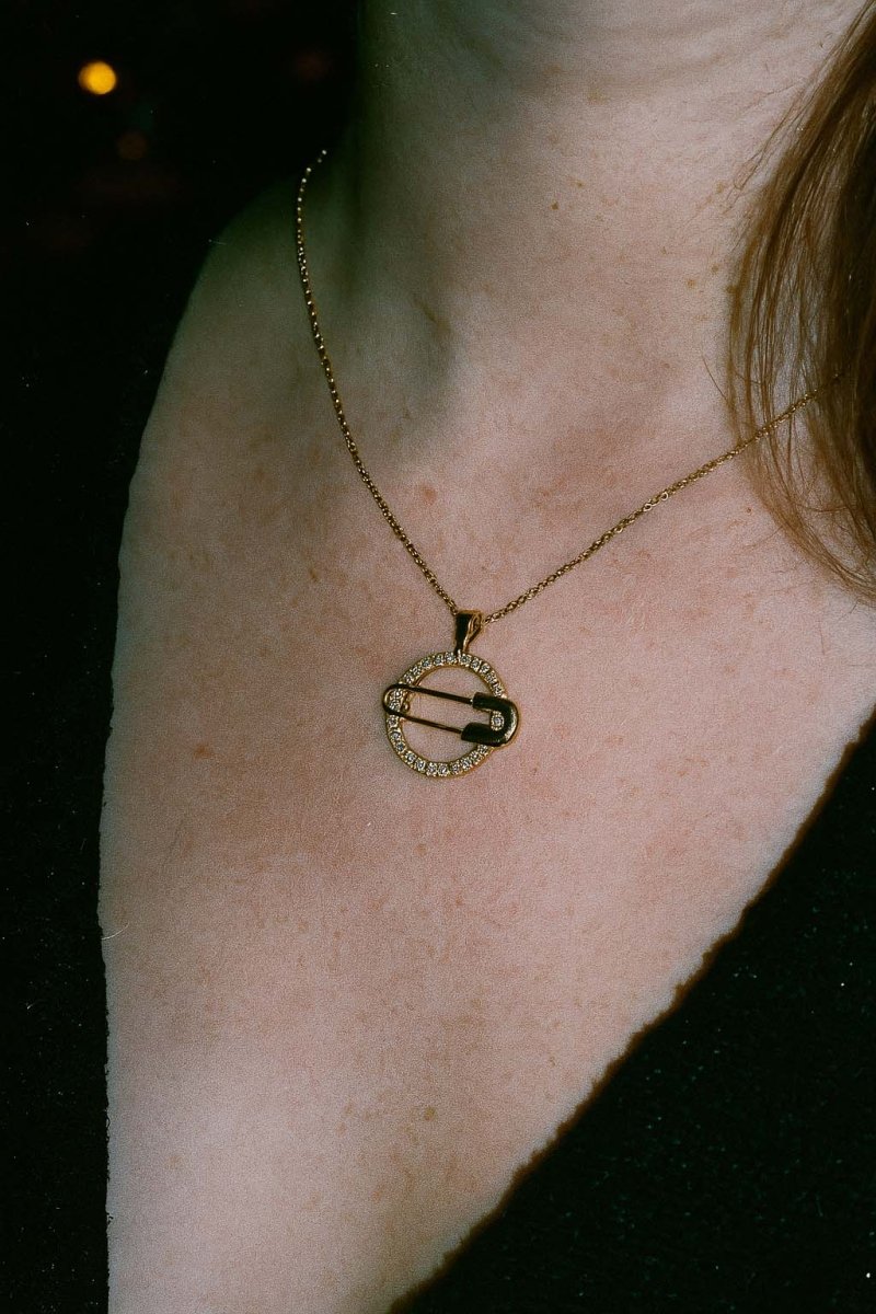 Gold Safety Pin Pendant with Diamond Circle – Modern Luxury Jewellery - 18k Gold Plated - St geran