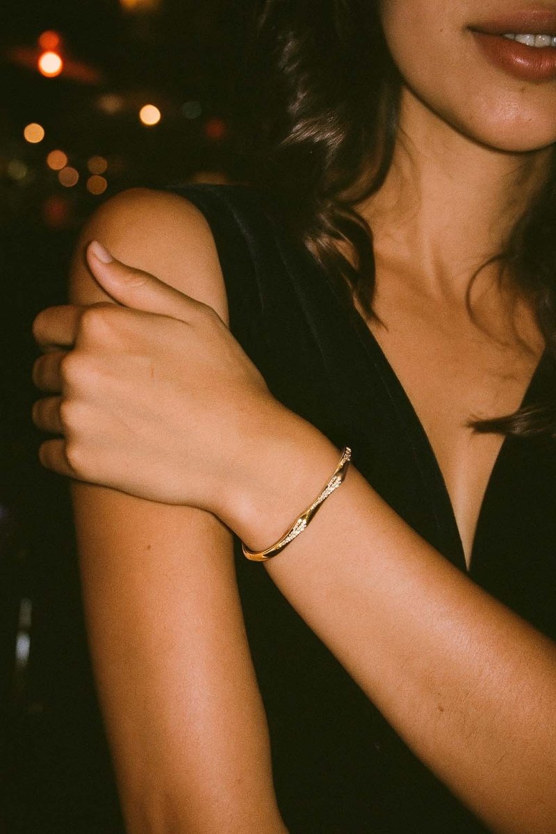 Gold Wave Pavé Bangle – Twist Éclat Bangle - St geran