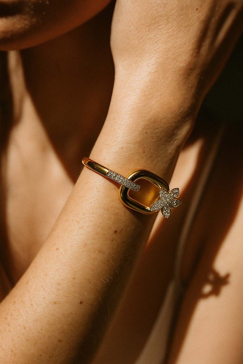 Luxe Link Bloom Bracelet – Bold Gold Elegance with a Dazzling Floral Twist - St geran