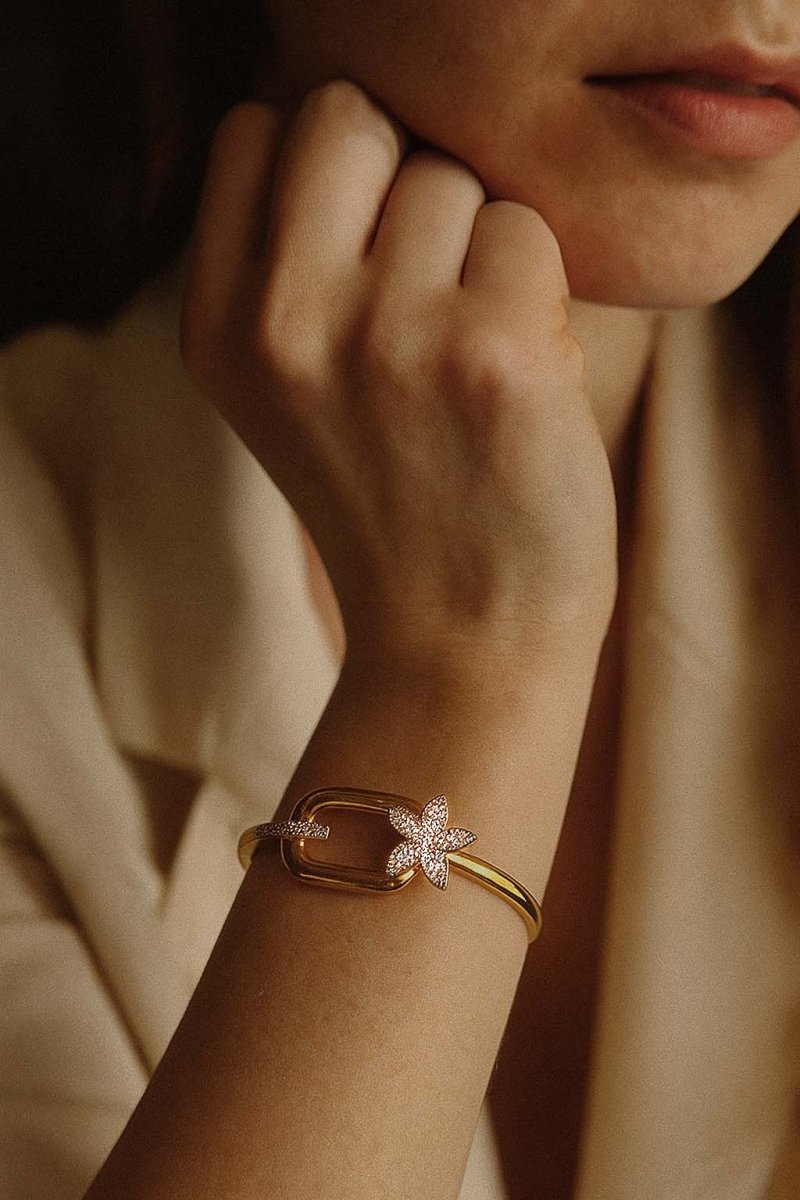 Luxe Link Bloom Bracelet – Bold Gold Elegance with a Dazzling Floral Twist - St geran