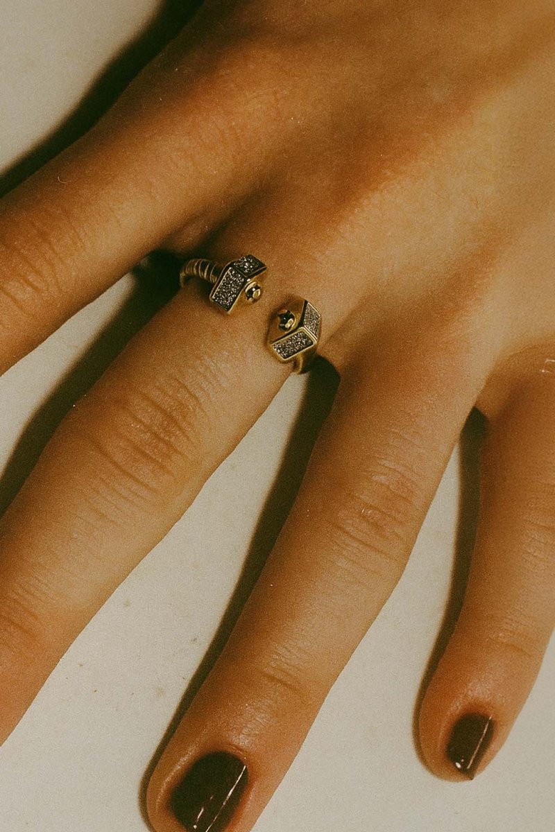 Modern Bolt Wrap Ring - St geran