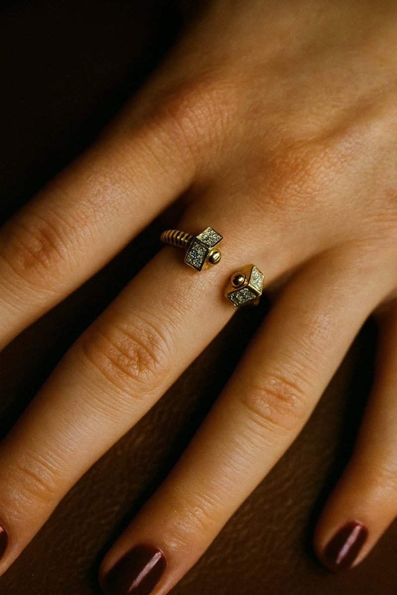 Modern Bolt Wrap Ring - St geran